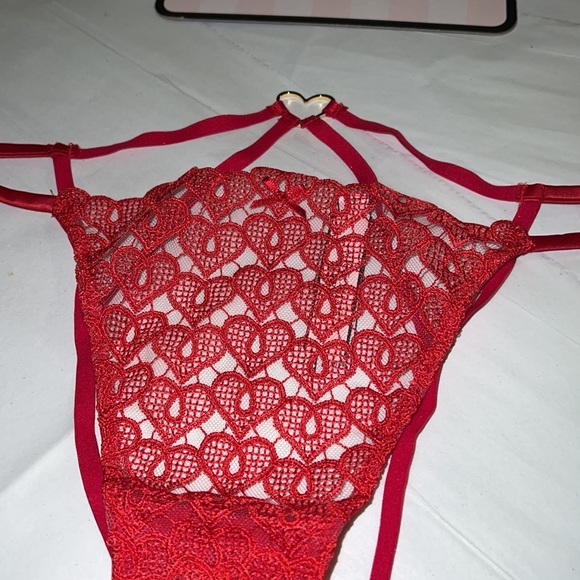 Victoria’s Secret
Sweetheart Lace Ouvert Cheeky Panty♥️
Red Lipstick
X - Picture 11 of 14